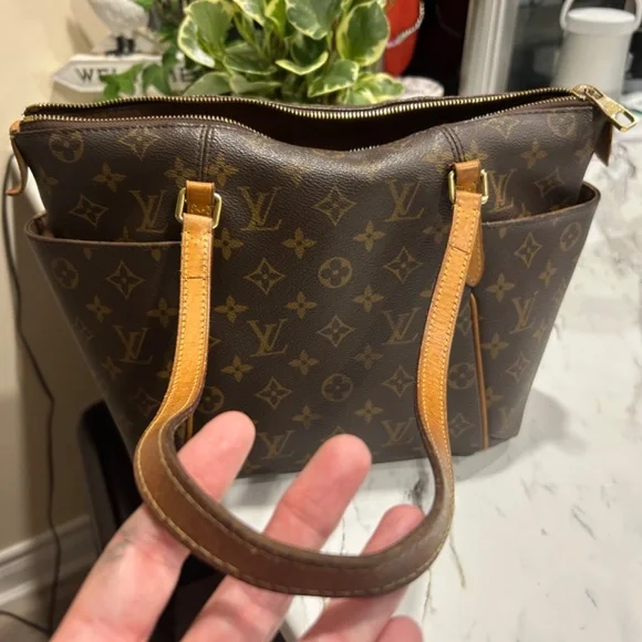 Authentic purse - Picture 2 of 9